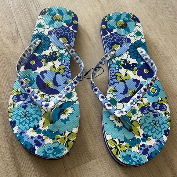 Vera Bradley Flip Flops Blueberry Blooms
New w/o tags. Size 9/10 - Picture 1 of 11